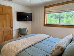 Riverfront Upstairs Apt | 2 Queens | Guadalupe Riverfront | Sleeps 4 - Image 4