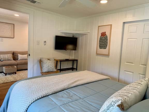 Riverfront Upstairs Apt | 2 Queens | Guadalupe Riverfront | Sleeps 4 - Image 5