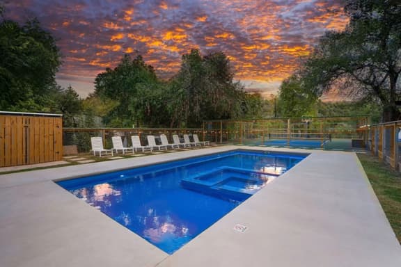 Close to Gruene | Sleeps 2-4 | Pool & Pickleball - Image 1