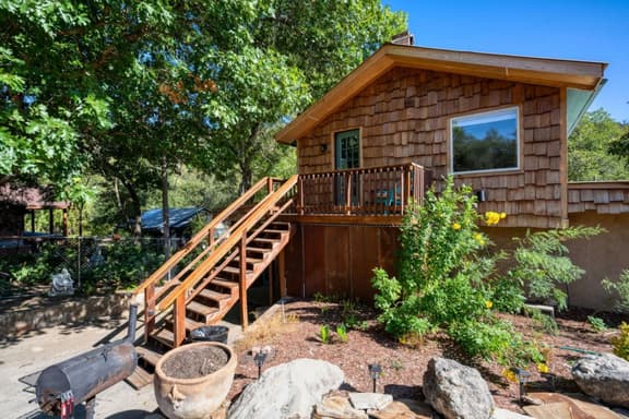 Riverfront Upstairs Apt | 2 Queens | Guadalupe Riverfront | Sleeps 4 - Image 1