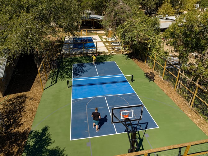 Pool, courts & open air